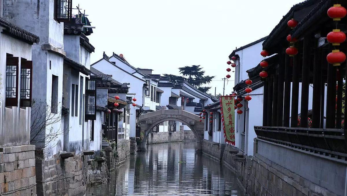何秀超与余平为高德康开启中国经济新闻人物（2023-2024）奖项